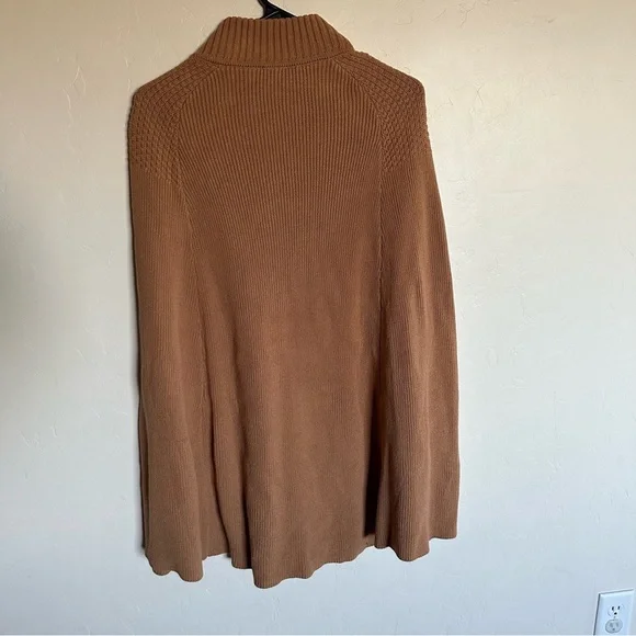 G.I.L.I. Sweater Cape / Poncho with Button Detail - Picture 7 of 8